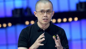Binance-Gründer Changpeng Zhao spricht und trägt ein schwarzes T-Shirt