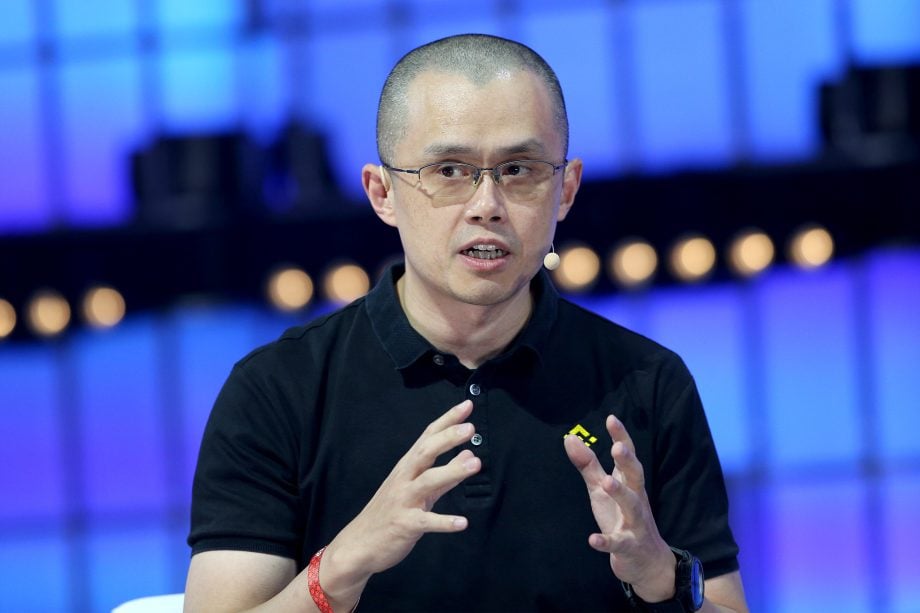 Binance-Gründer Changpeng Zhao spricht und trägt ein schwarzes T-Shirt
