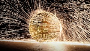 Ein leuchtendes Bitcoin-Symbol strahlt Energie aus, umgeben von dramatischen Bögen aus goldenen Funken vor einem dunklen Hintergrund, wie ein digitales Feuerwerk.