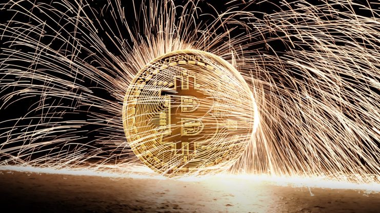 Ein leuchtendes Bitcoin-Symbol strahlt Energie aus, umgeben von dramatischen Bögen aus goldenen Funken vor einem dunklen Hintergrund, wie ein digitales Feuerwerk.