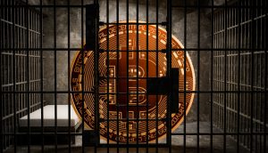 Ein großes Bitcoin-Symbol befindet sich hinter Gefängnisgittern in einer schwach beleuchteten Zelle mit einem Einzelbett