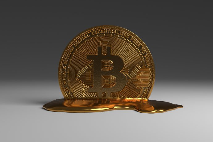 Eine goldene Bitcoin-Münze, die die jüngsten Bitcoin-Abflüsse symbolisiert, ist an der Basis teilweise geschmolzen und auf einem schlichten grauen Hintergrund platziert.