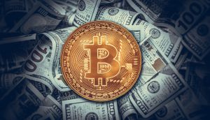 Eine goldene Bitcoin-Münze liegt auf einem Stapel verstreuter Hundert-Dollar-Scheine und symbolisiert im heutigen Krypto-Marktupdate die dynamische Beziehung zwischen Bitcoin und dem Dollar.