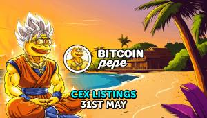 Die Zeichentrickfigur Pepe, ein Frosch im Super-Saiyajin-Outfit, sitzt bei Sonnenuntergang an einem Strand, mit dem Text „Bitcoin Pepe CEX Listings 31. Mai“ und einem tropischen Haus im Hintergrund.
