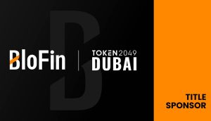 Schwarze Grafik mit „BloFin“ und „TOKEN 2049 DUBAI“ in auffälligem weißen Text. Ein großes, verblasstes „B“ im Hintergrund sorgt für Tiefe, während ein orangefarbener Bereich rechts BLOFIN stolz als „TITELSPONSOR“ ausweist.