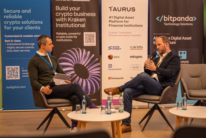 Im Fireside Chat an der Frankfurt School of Finance and Management diskutieren Shannon Kurtas von Kraken und Sven Wagenknecht von BTC-ECHO über die Rolle von Krypto-Derivaten.