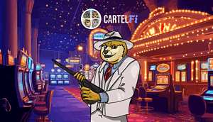 Eine illustrierte Figur in einem weißen Anzug und einem Fedora mit einer Schrotflinte steht in einem Casino mit dem CartelFi-Logo darüber und erinnert an den Nervenkitzel des Altcoin-Kaufs in einer Unterwelt-Umgebung.