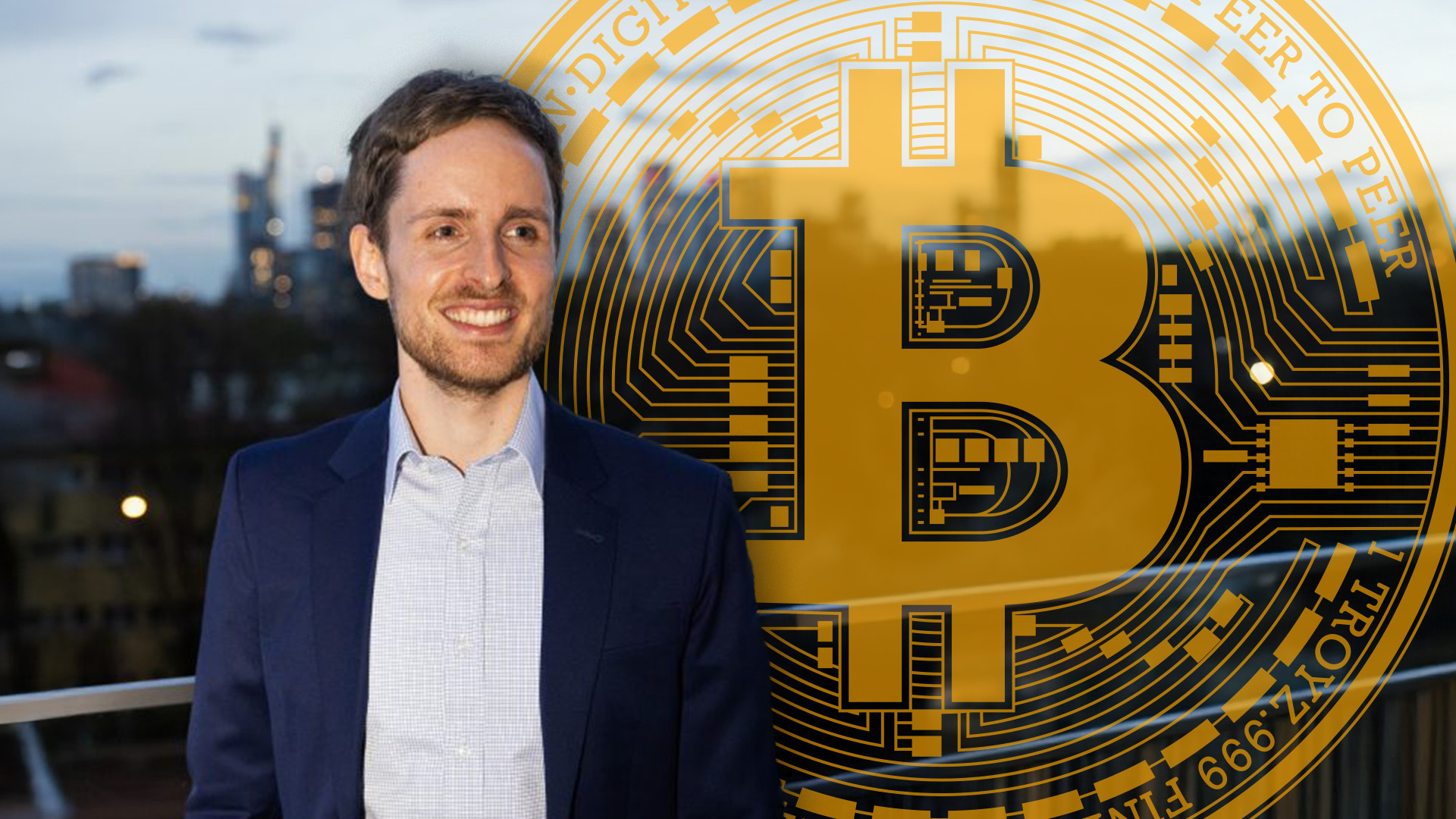 Dr. Jonas Groß posiert vor einem Bitcoin-Symbol, im Hintergrund ist die Frankfurter Skyline zu erkennen