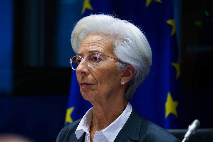 EZB-Chefin Christine Lagarde vor einer EU-Fahne