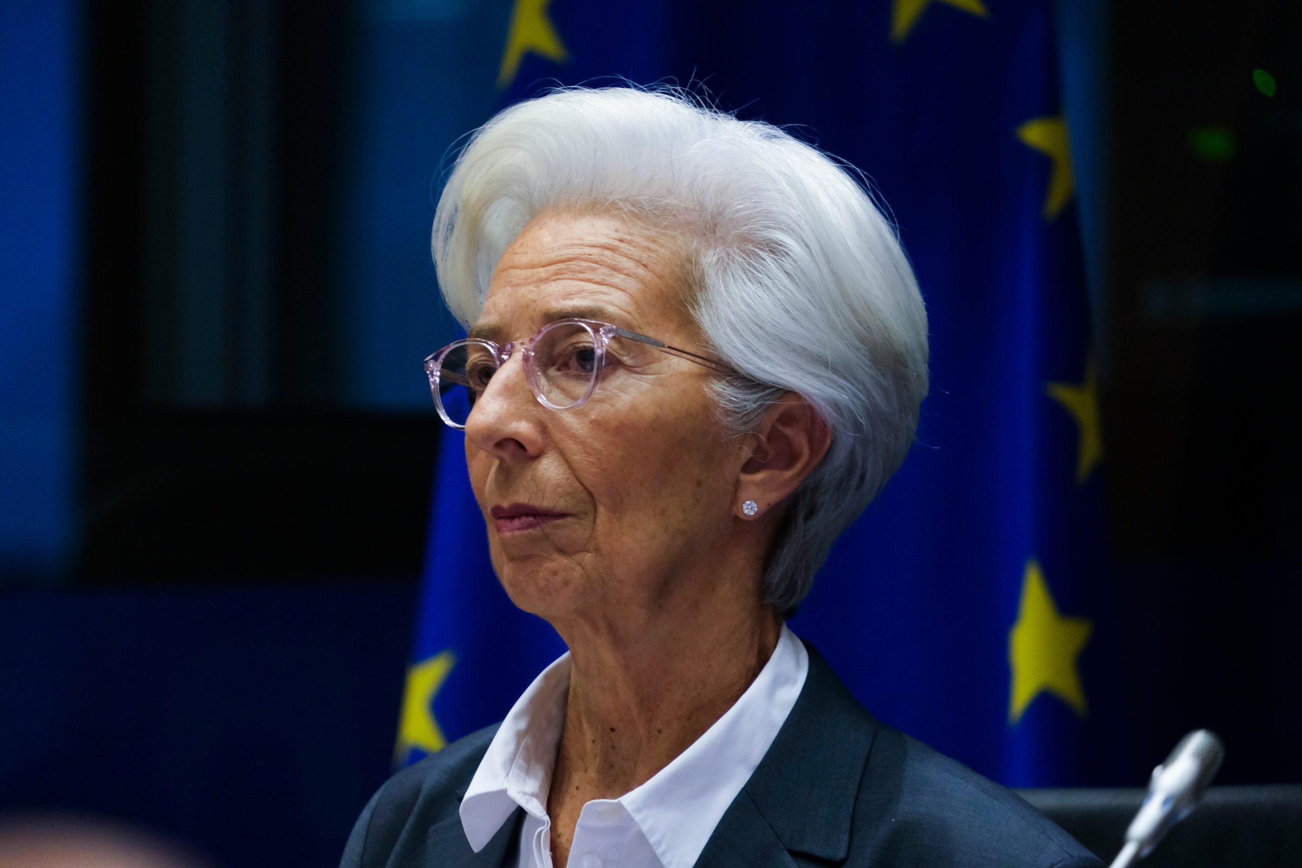 EZB-Chefin Christine Lagarde vor einer EU-Fahne