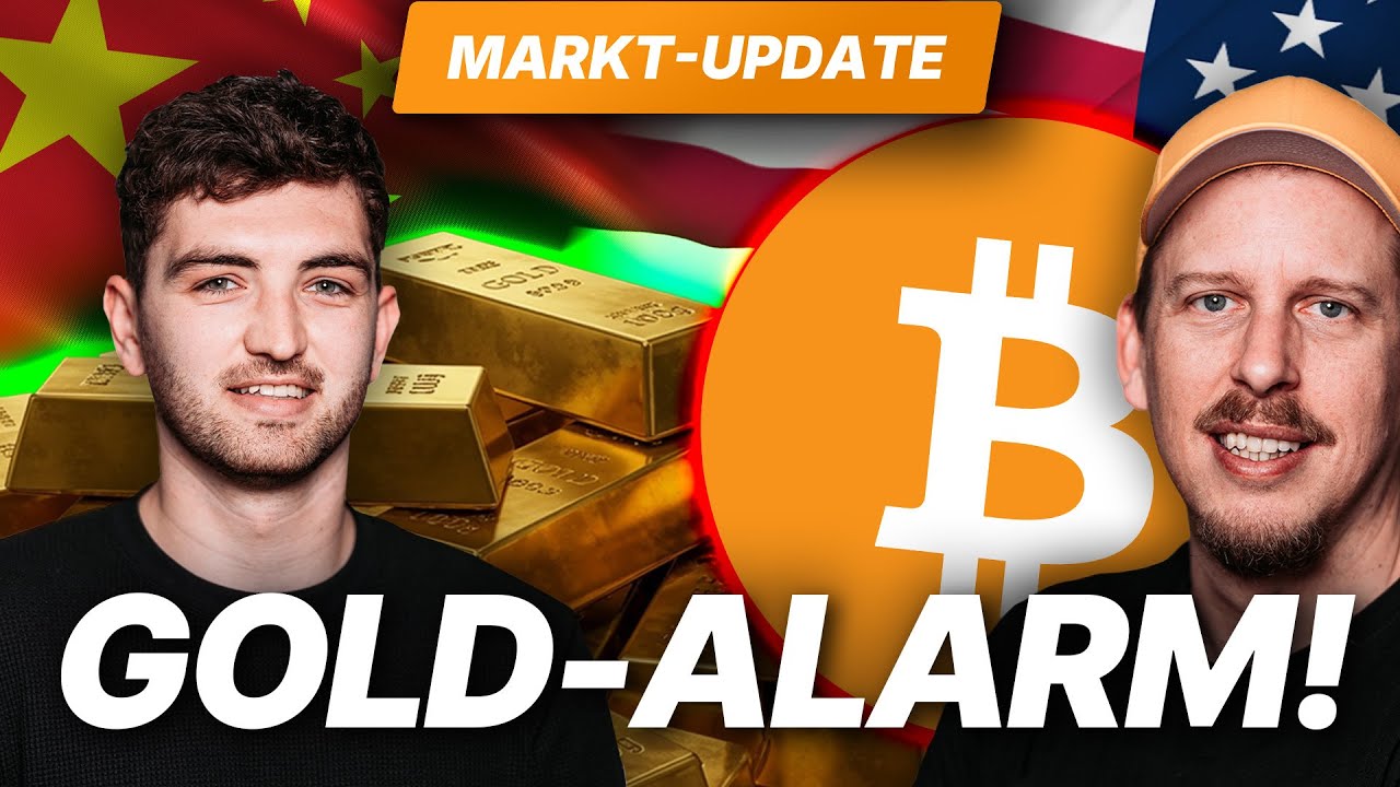 Zwei Männer vor Goldbarren, dem Bitcoin-Symbol sowie der chinesischen und der US-Flagge; Der Text lautet Markt-Update und Gold Rekordhoch-Alarm! – Kryptowährungen im Fokus.