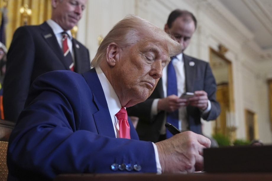 Donald Trump unterschreibt eine Executive Order