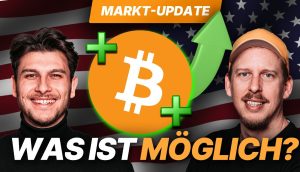 Zwei lächelnde Männer neben einem Bitcoin-Symbol, Pluszeichen und einem nach oben zeigenden Pfeil. Die Texte lauten „Markt-Update“ und „Was ist möglich?“. Im Hintergrund weht eine amerikanische Flagge. Präsentiert von BTC-ECHO Live.