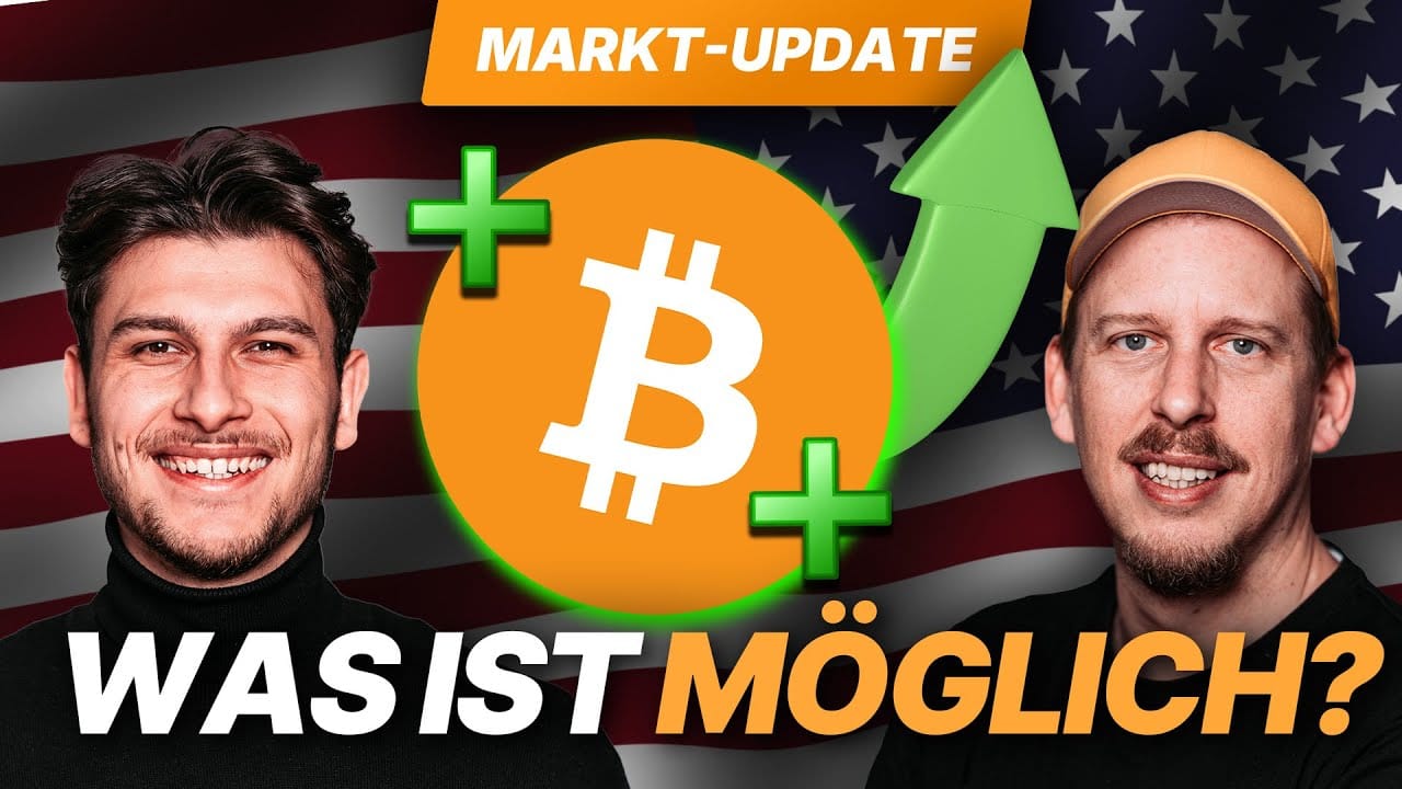 Zwei lächelnde Männer neben einem Bitcoin-Symbol, Pluszeichen und einem nach oben zeigenden Pfeil. Die Texte lauten „Markt-Update“ und „Was ist möglich?“. Im Hintergrund weht eine amerikanische Flagge. Präsentiert von BTC-ECHO Live.