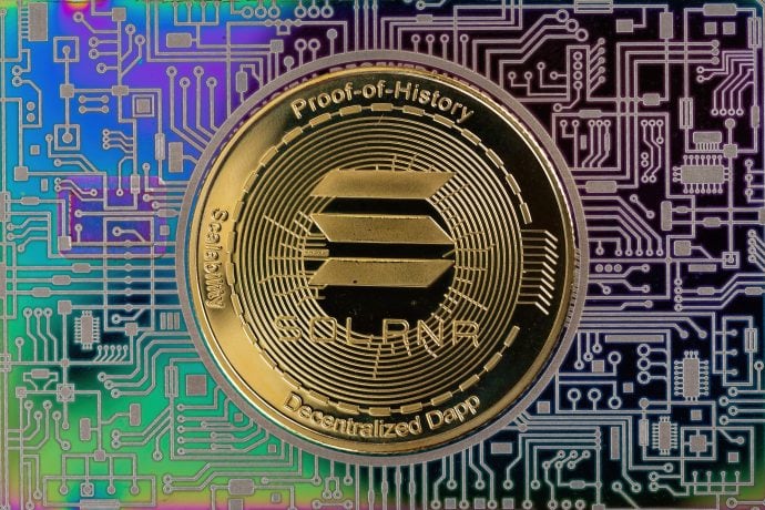 Eine Solana-Kryptowährungsmünze, die neben Ethereum auf einem farbenfrohen, abstrakten Leiterplattenhintergrund platziert ist und die digitale Technologie darstellt.