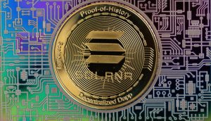 Eine Solana-Kryptowährungsmünze, die neben Ethereum auf einem farbenfrohen, abstrakten Leiterplattenhintergrund platziert ist und die digitale Technologie darstellt.