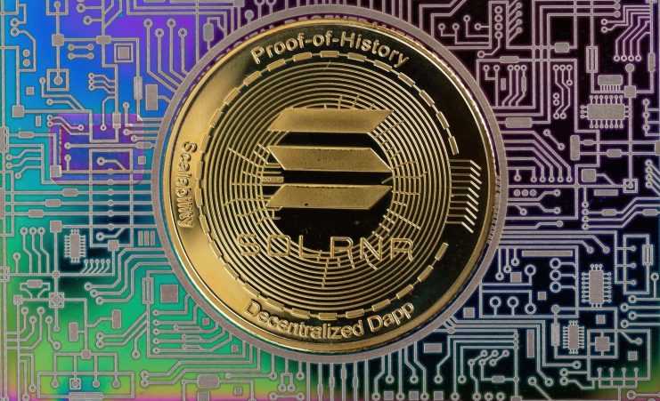 Eine Solana-Kryptowährungsmünze, die neben Ethereum auf einem farbenfrohen, abstrakten Leiterplattenhintergrund platziert ist und die digitale Technologie darstellt.