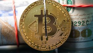 Eine in zwei Hälften geteilte goldene Bitcoin-Münze steht aufrecht vor gerollten US-Dollarscheinen, die mit roten Gummibändern zusammengehalten werden – ein Bild, das an einen automatisch gespeicherten Entwurf der Finanztransformation erinnert.