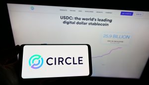 Auf einem Smartphone wird das Circle-Logo vor einem Bildschirm angezeigt, auf dem Informationen zu USDC, dem weltweit führenden Stablecoin und digitalen Dollar, mit einem Wert von 25,9 Milliarden und einer steigenden Kurve angezeigt werden, was die Rolle von Circle im globalen Zahlungsnetzwerk hervorhebt.