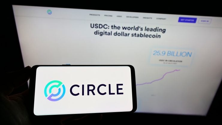 Auf einem Smartphone wird das Circle-Logo vor einem Bildschirm angezeigt, auf dem Informationen zu USDC, dem weltweit führenden Stablecoin und digitalen Dollar, mit einem Wert von 25,9 Milliarden und einer steigenden Kurve angezeigt werden, was die Rolle von Circle im globalen Zahlungsnetzwerk hervorhebt.
