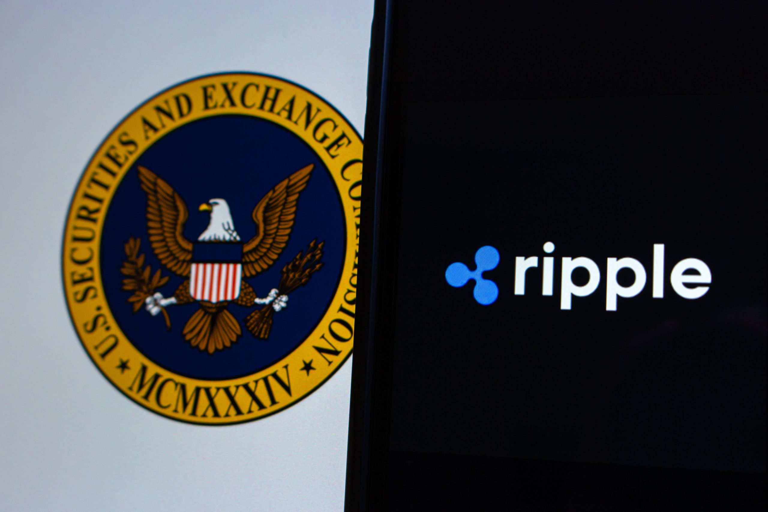 Die Logos der US-Börsenaufsicht SEC und von Ripple werden im Bild nebeneinander angezeigt und heben ihre Beteiligung am viel beachteten XRP-Verfahren hervor.