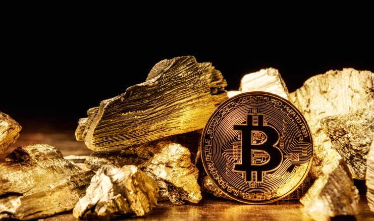 Eine Bitcoin-Münze steht aufrecht zwischen Goldnuggets auf einem dunklen Hintergrund und symbolisiert sowohl Krypto- als auch physische Formen von Reichtum.