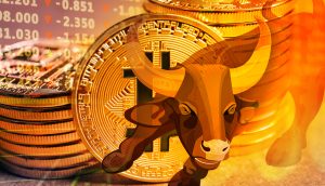 Stapel von Bitcoin-Münzen mit einer Bullengrafik als Overlay vor einem Hintergrund aus Finanzdaten und Bitcoin-Marktzahlen.