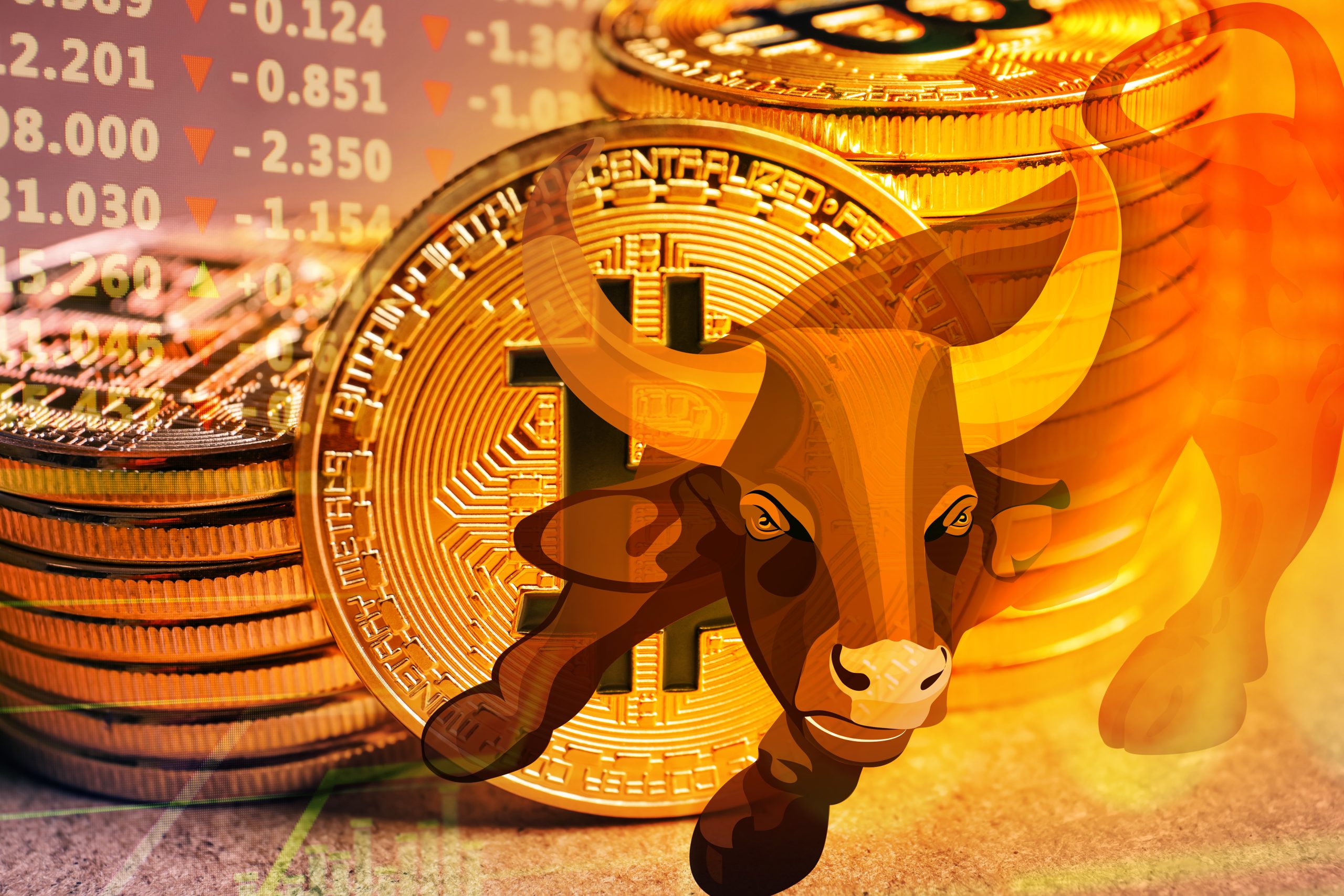 Stapel von Bitcoin-Münzen mit einer Bullengrafik als Overlay vor einem Hintergrund aus Finanzdaten und Bitcoin-Marktzahlen.