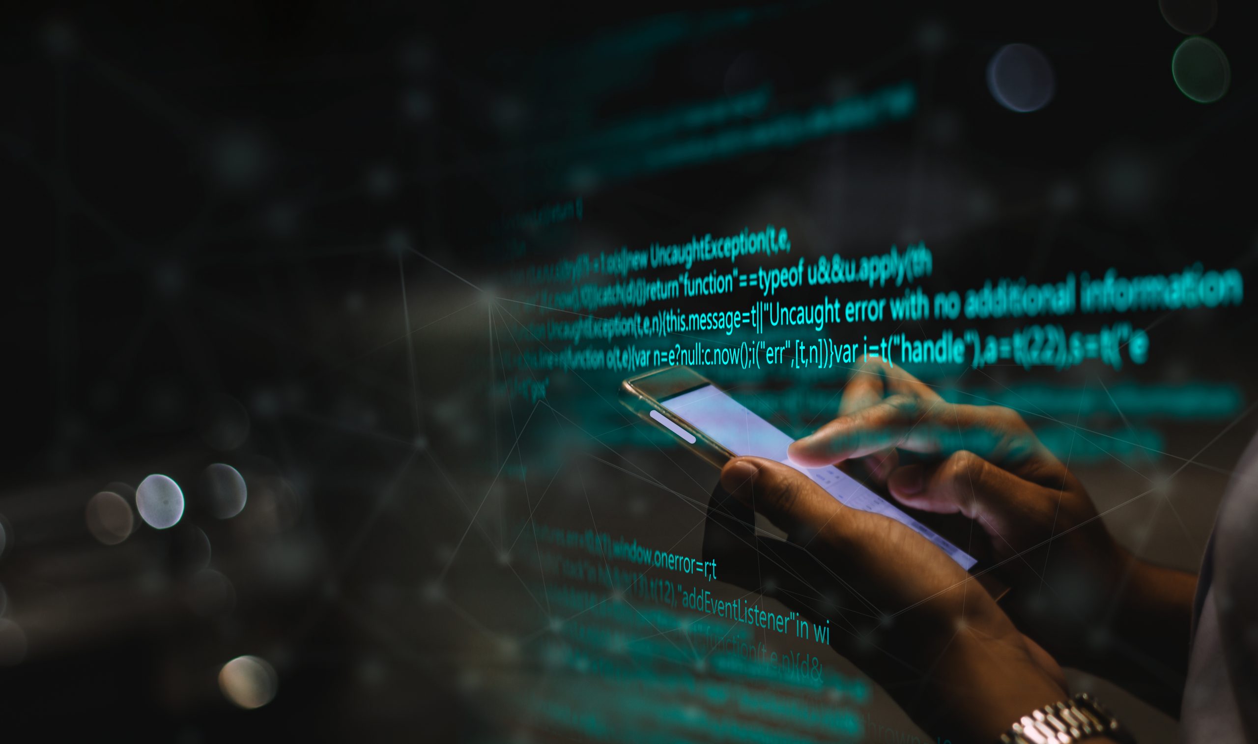 Nahaufnahme von Händen, die in einer schattigen Umgebung ein Smartphone halten, mit grünem Code und Fehlermeldungen, die auf den Bildschirm projiziert werden – ein Einblick in die Welt der Krypto-Nutzer, die im Darknet navigieren.