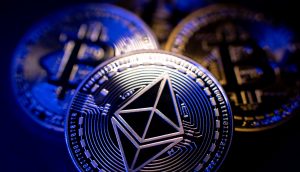 Krypto-Münzen von Bitcoin und Ethereum liegen nebeneinander