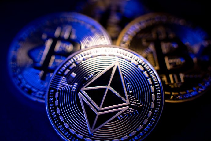 Krypto-Münzen von Bitcoin und Ethereum liegen nebeneinander