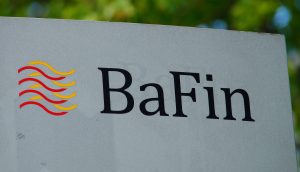 Ein Schild mit dem Logo und dem Namen BaFin in einem stilisierten rot-gelben Design auf grauem Hintergrund, in der Nähe des Hauptsitzes von Ethena.