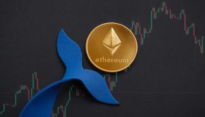 Ethereum-Münze und blauer Walschwanzausschnitt auf dunklem Hintergrund mit einem Preisdiagramm für Kryptowährungen.