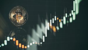 Eine Bitcoin-Münze steht vor einem unscharfen Hintergrund aus Krypto-Charts, wobei ein Candlestick-Chart eine aufwärts gerichtete und volatile Preisbewegung zeigt.