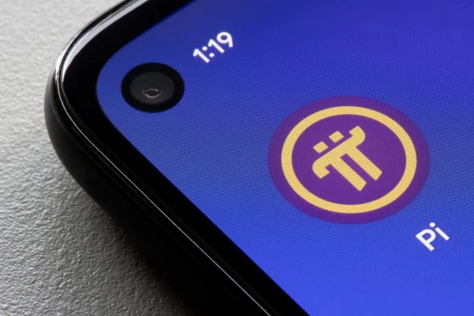 Ein Smartphone mit dem App-Logo von Pi Network