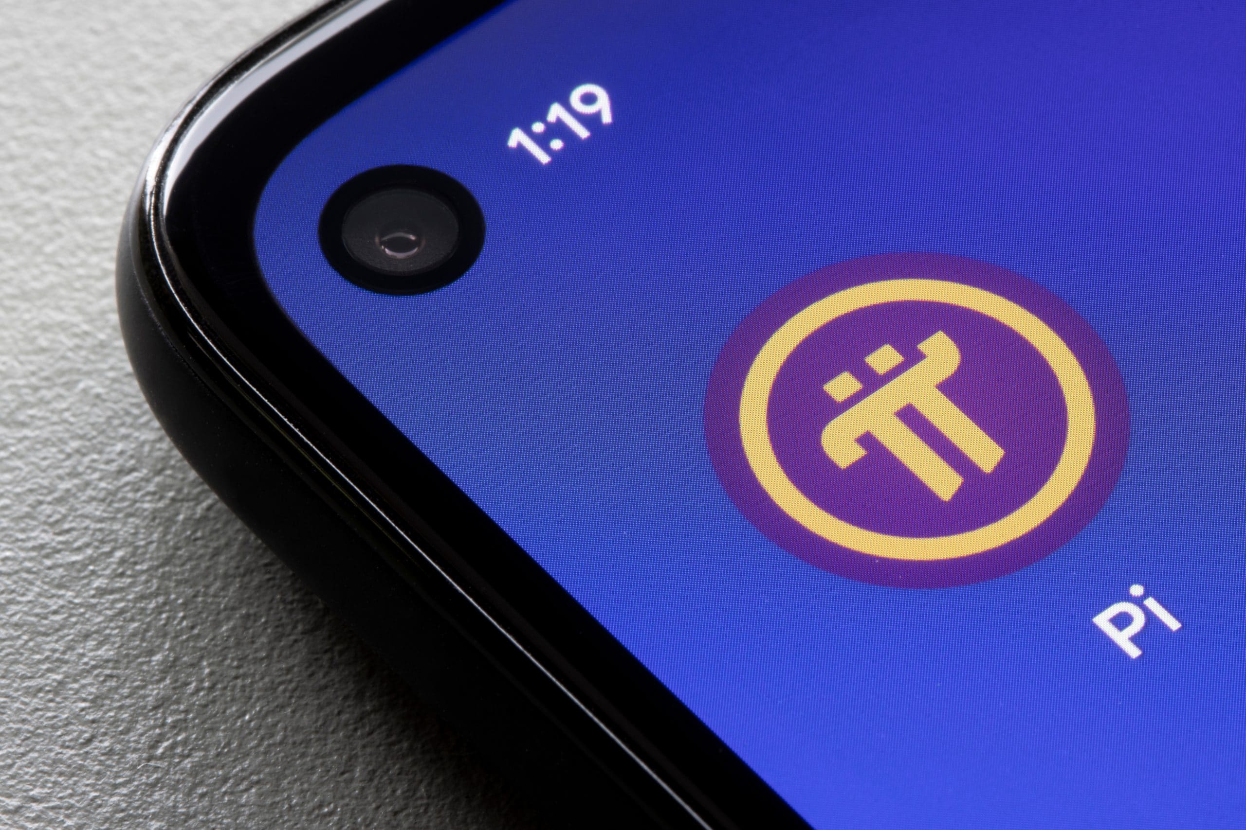 Ein Smartphone mit dem App-Logo von Pi Network