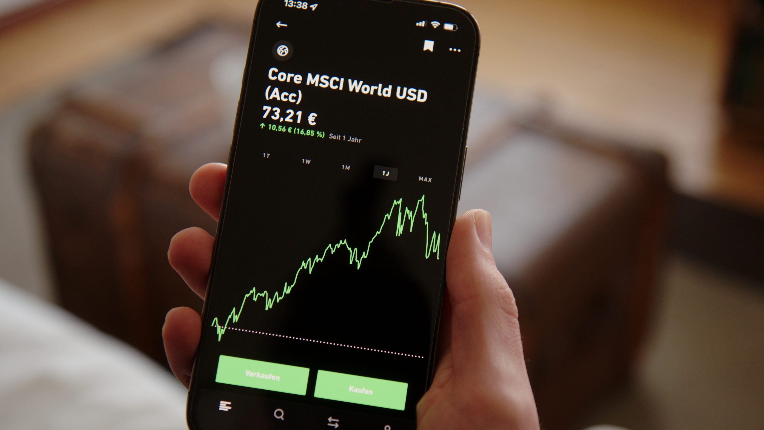 Auf einem Smartphone wird eine Börsen-App mit dem Core MSCI World USD (Acc) Chart und einem aktuellen Kurs von 73,21 € angezeigt. Handeln Sie nahtlos mit Neo-Broker-Plattformen wie Trade Republic und seien Sie so stets auf Marktschwankungen vorbereitet.
