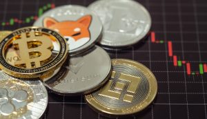 Verschiedene Kryptowährungen, darunter Bitcoin, Ethereum und Shiba Inu, werden auf einem Finanzdiagramm mit roten und grünen Kerzenmustern platziert.