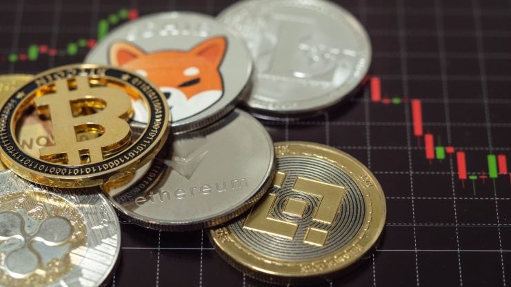 Verschiedene Kryptowährungen, darunter Bitcoin, Ethereum und Shiba Inu, werden auf einem Finanzdiagramm mit roten und grünen Kerzenmustern platziert.
