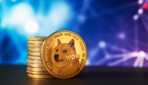 Auf einem Stapel goldfarbener Münzen ist auf der Vorderseite das Dogecoin-Logo mit einem Shiba Inu-Hund abgebildet, der vor einem abstrakten blauen und violetten Hintergrund die Aufregung um einen potenziellen Dogecoin-ETF symbolisiert.