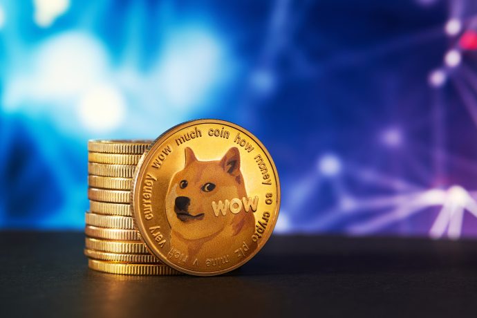 Auf einem Stapel goldfarbener Münzen ist auf der Vorderseite das Dogecoin-Logo mit einem Shiba Inu-Hund abgebildet, der vor einem abstrakten blauen und violetten Hintergrund die Aufregung um einen potenziellen Dogecoin-ETF symbolisiert.