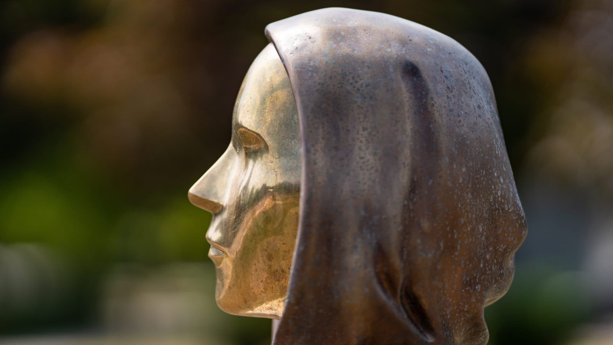 Der Kopf einer Statue von Satoshi Nakamoto in der Seitenansicht