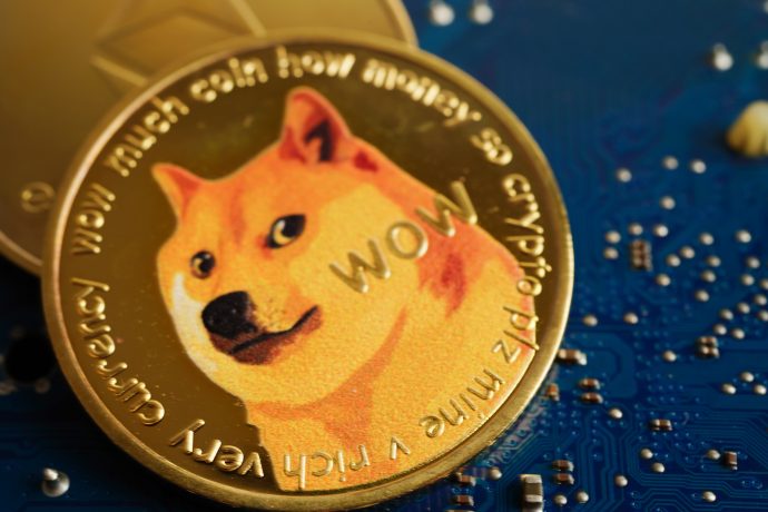 Eine Dogecoin-Kryptowährungsmünze mit dem Shiba-Inu-Hundemem ist neben einem Solana-Token auf einer blauen Computerplatine platziert und unterstreicht die Vielfalt beliebter digitaler Währungen.