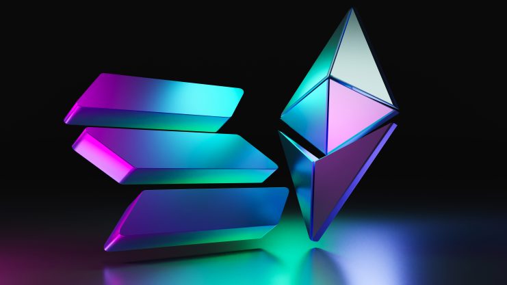 Neonfarbene 3D-Grafiken der Logos von Solana und Ethereum leuchten lebendig vor einem dunklen Hintergrund und unterstreichen den Aufstieg von Solana und das Potenzial von Ethereum für ein weiteres Allzeithoch.