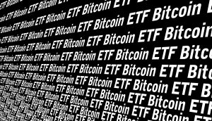 Wiederholter weißer Text auf schwarzem Hintergrund, der die Wörter Bitcoin ETF und Bitcoin in abwechselnden Reihen anzeigt.