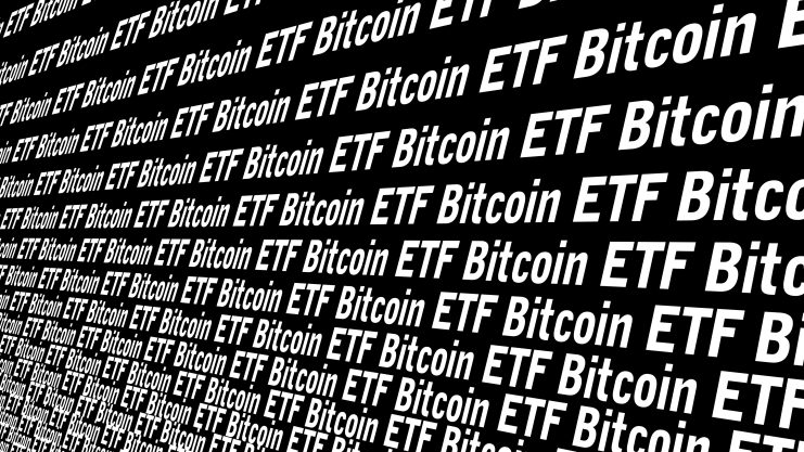 Wiederholter weißer Text auf schwarzem Hintergrund, der die Wörter Bitcoin ETF und Bitcoin in abwechselnden Reihen anzeigt.