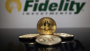 Vier Bitcoins sind auf einer reflektierenden Oberfläche mit dem Logo von Fidelity Investments im Hintergrund angeordnet und unterstreichen den innovativen Ansatz des Unternehmens zur Krypto-Altersvorsorge.