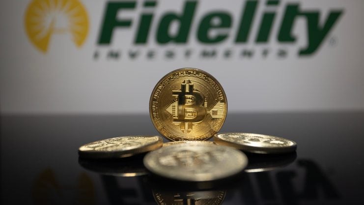 Vier Bitcoins sind auf einer reflektierenden Oberfläche mit dem Logo von Fidelity Investments im Hintergrund angeordnet und unterstreichen den innovativen Ansatz des Unternehmens zur Krypto-Altersvorsorge.