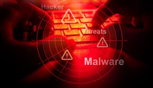 Hände tippen auf einer Tastatur mit roter Überlagerung, Radargrafiken und Wörtern wie „Hacker“, „Bedrohungen“, „Malware“ und „Krypto“, die auf Cybersicherheitsrisiken hinweisen.