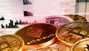 Nahaufnahme von goldfarbenen Bitcoin- und Ethereum-Münzen mit unscharfen Finanzdiagrammen und -grafiken im Hintergrund, die den wachsenden Einfluss von Bitcoin im digitalen Finanzwesen hervorheben.